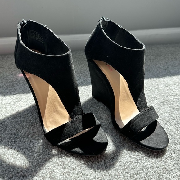 Just Fab Faux Suede Wedge Sandals, Black, Size 7.5 - Picture 1 of 6